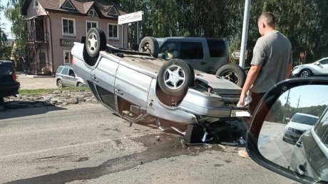 В Богословке автомобиль опрокинулся вверх колесами