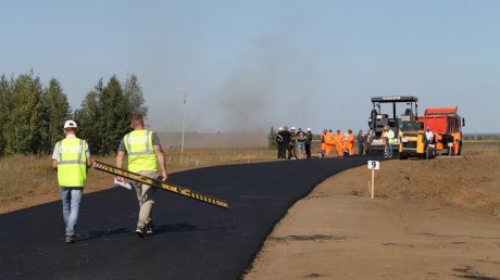 Под Старым Славкином профессионалы состязались в укладке асфальта