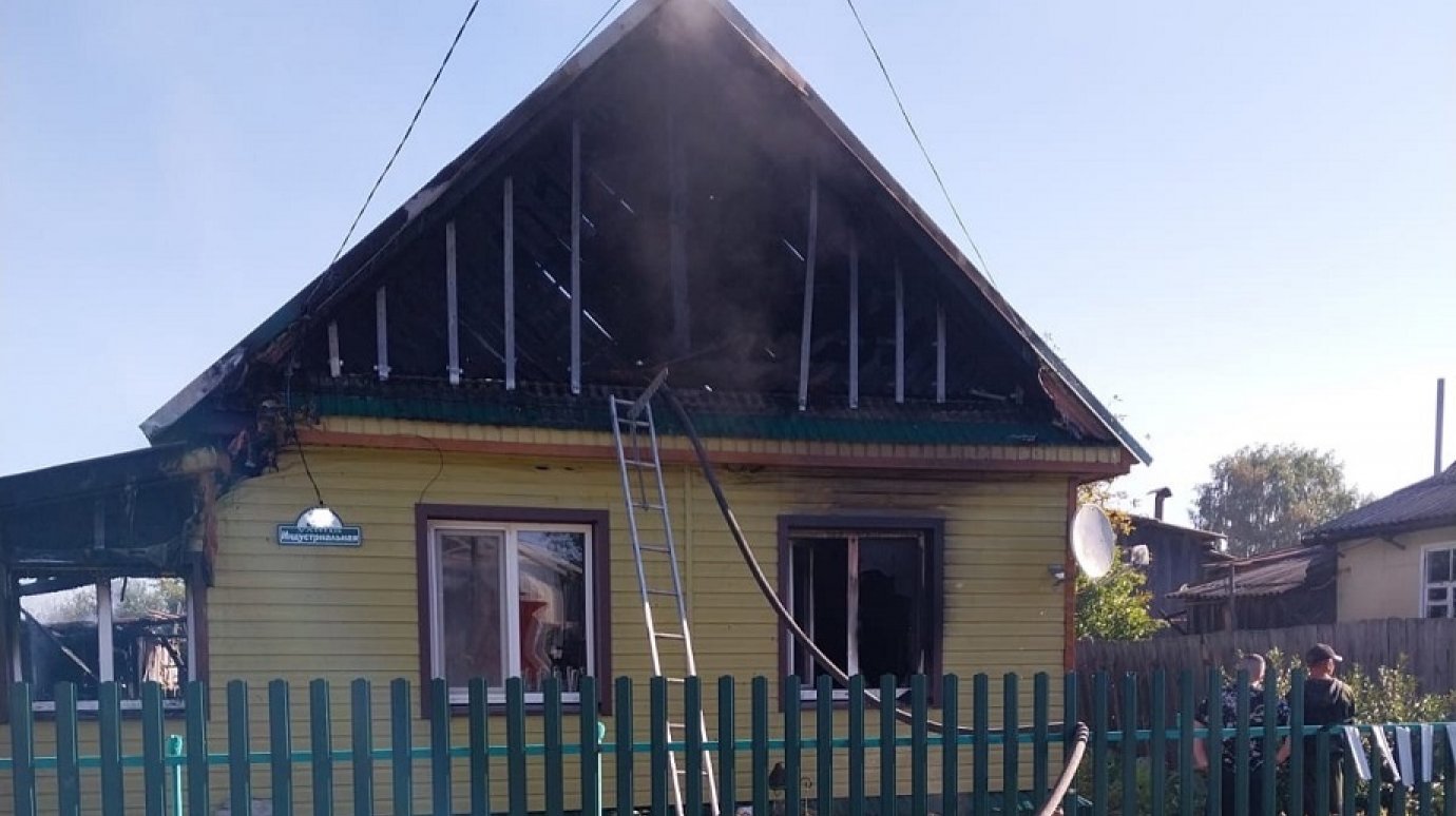 В Никольске огонь охватил дом, гараж и автомобиль