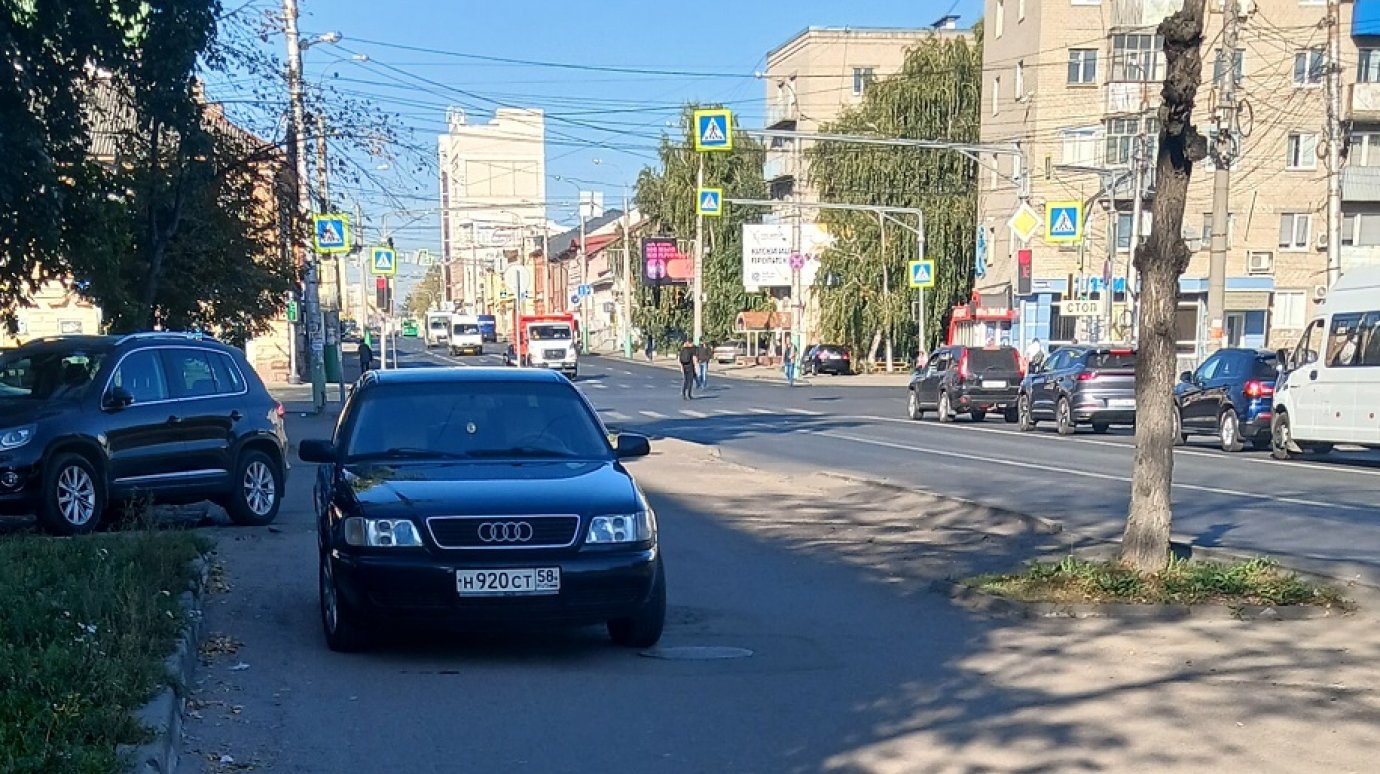 Пензенца возмутила парковка автомобиля на тротуаре