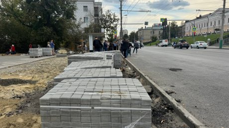 У памятника Первопоселенцу начался ремонт тротуара