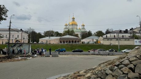 У памятника Первопоселенцу начался ремонт тротуара