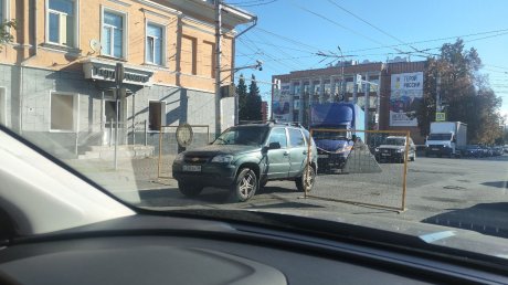 «Под «кирпич» едут!»: перекрытие в центре стало сюрпризом для водителей