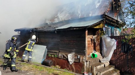 В Кузнецке из-за шалости подростка сгорели 3 дома