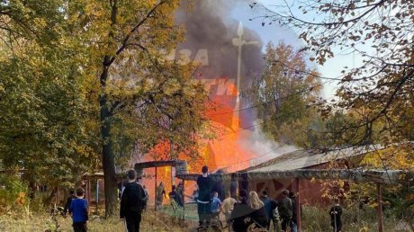 На улице Комсомольской в Пензе вспыхнули сараи