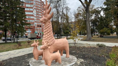 Пензенцы испачкали грязью оленя и оленят на набережной