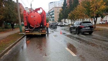 Горводоканал продолжает устранять засор на улице Ставского в Пензе