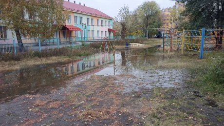 На ул. Чаадаева водой из-под асфальта затопило два двора