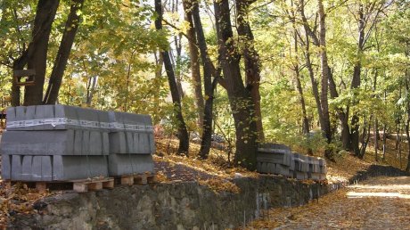 На Тропе здоровья укладывают плитку и возводят габион