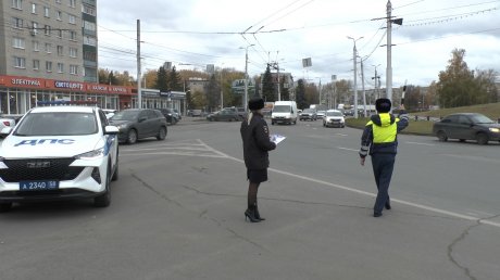 Сотрудники Госавтоинспекции поздравили водителей с праздником