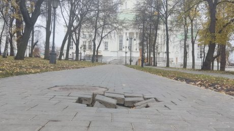 На дорожке в Лермонтовском сквере обрушилась плитка