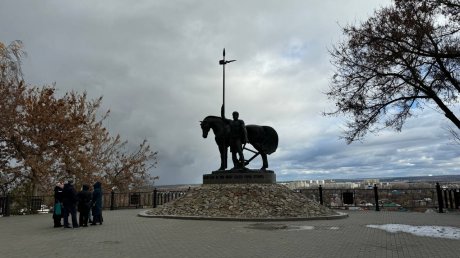 У памятника Первопоселенцу появились скамейки, урны и фонари