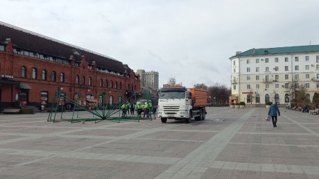 На площади Ленина началась установка главной новогодней елки