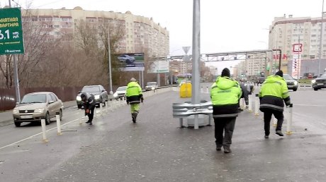 На развязке улиц Измайлова и Антонова убирают столбики