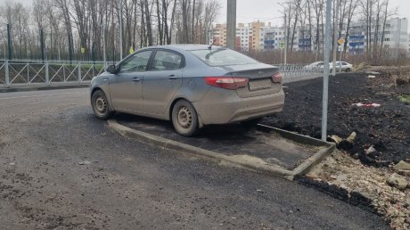 В Заре водители школьных автобусов нарушают правила парковки