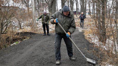 Вадим Супиков помог с ремонтом дороги к дому на ул. Кошевого