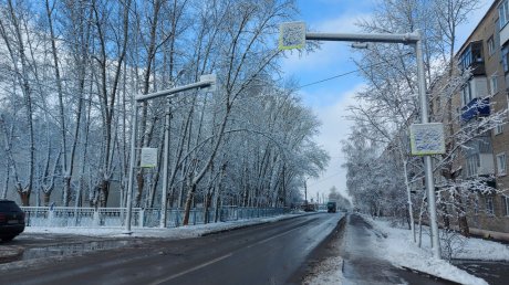 В Пензе светофоры и дорожные знаки залепило снегом