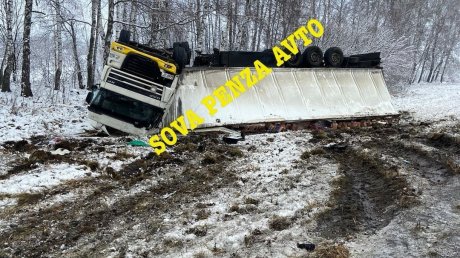 В Мокшанском районе фура опрокинулась и потеряла часть груза