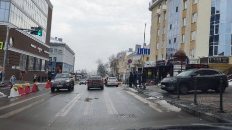 Пензенцы продолжают парковаться на улице Кураева