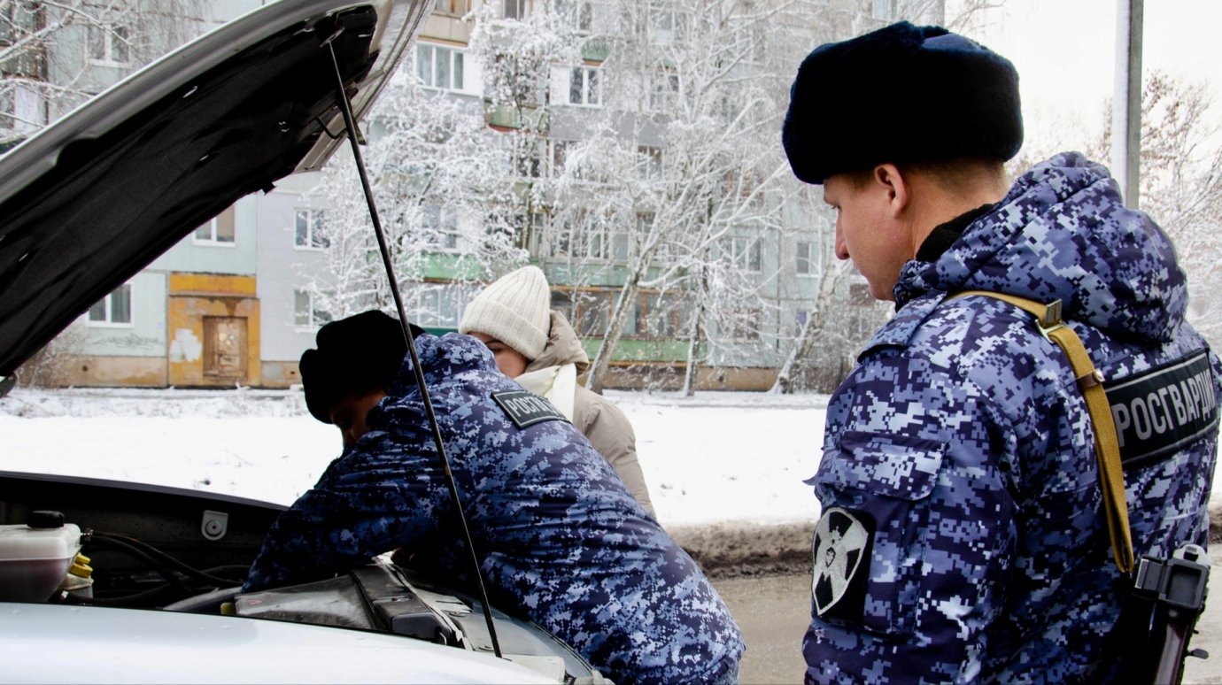 В Пензе росгвардейцы помогли девушке починить машину