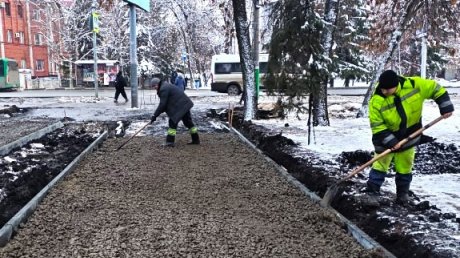 В Пензе ремонтируют пешеходную зону около «Светофорного дерева»