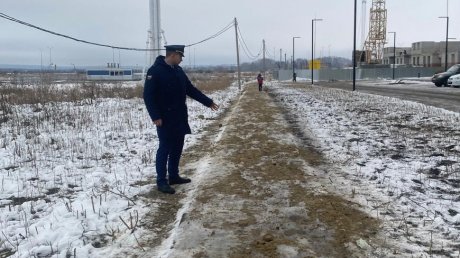 В Засечном дорогу к школе после жалоб посыпали песком