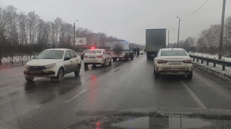 В Пензе 20-летнего водителя зажало в машине при аварии на М-5