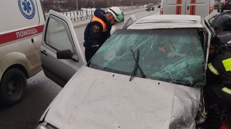 В Пензе 20-летнего водителя зажало в машине при аварии на М-5