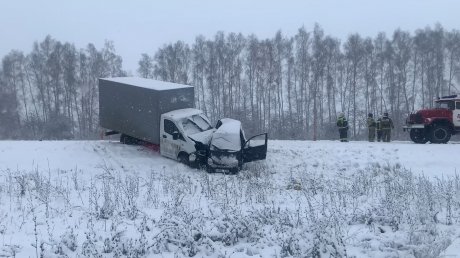 В Камешкирском районе столкнулись 2 машины, погибла женщина