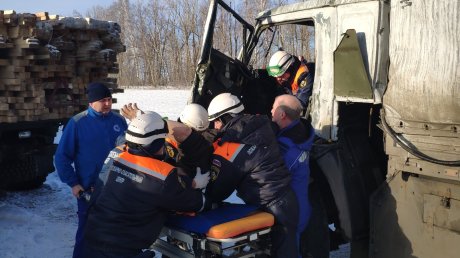 Под Пензой водителя пришлось доставать из КамАЗа после ДТП