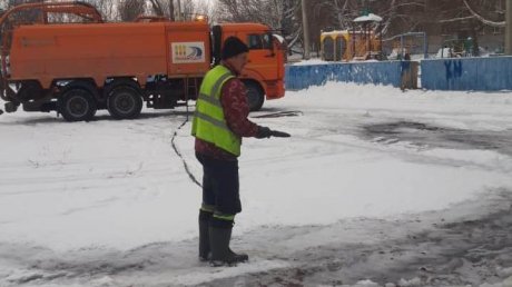 В Пензе начали заливать хоккейные площадки