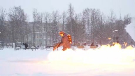 Российский чиновник вышел на уборку снега с огнеметом