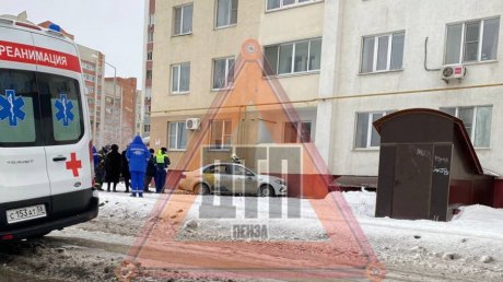 В Пензе такси врезалось в стену многоэтажного дома