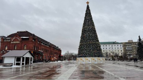 С площади Ленина начали исчезать атрибуты праздника