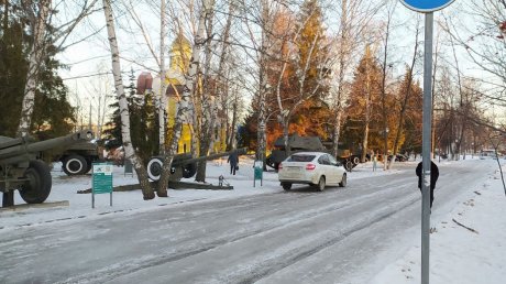 В Пензе водитель припарковал «Гранту» между гаубицей и танком