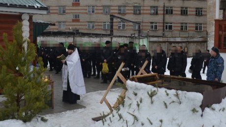 В Пензенской области заключенные окунулись в крещенскую воду