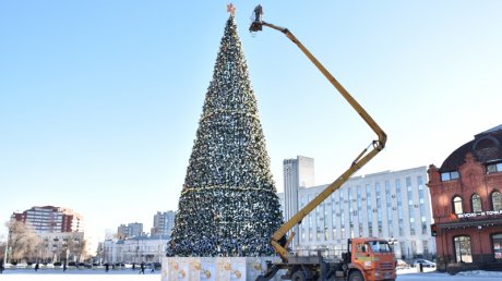 На площади Ленина начали разбирать главную новогоднюю елку