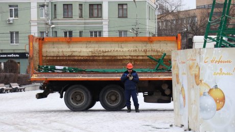 В Пензе демонтаж главной городской елки подходит к концу