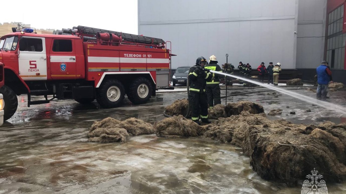 В Терновке 29 пожарных тушили тлевшую паклю