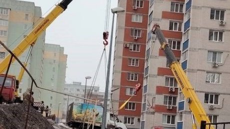 На улице Кижеватова «Газель» упала на припаркованные машины