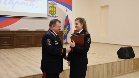 В Пензе женщин-полицейских поздравили с 8 Марта