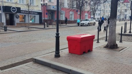 Красные ящики на Московской держат в отсутствие снега и льда