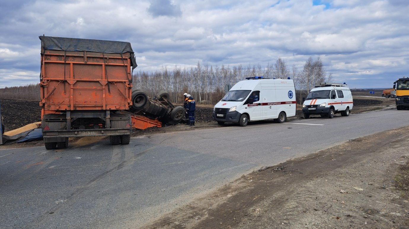 В Пензенском районе шофера зажало в перевернувшемся грузовике