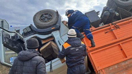 В Пензенском районе шофера зажало в перевернувшемся грузовике