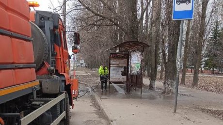 В Пензе отмывают остановочные павильоны