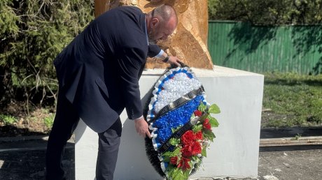 Сотрудники «Т Плюс» реставрировали памятник воину-победителю в Вазерках