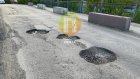 Водители петляют между ямами на мосту на Токарной