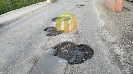 Водители петляют между ямами на мосту на Токарной