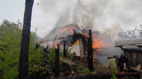 В Никольске горевший дом тушили 10 пожарных