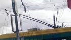 На улице Карпинского провод опасно повис над проезжей частью